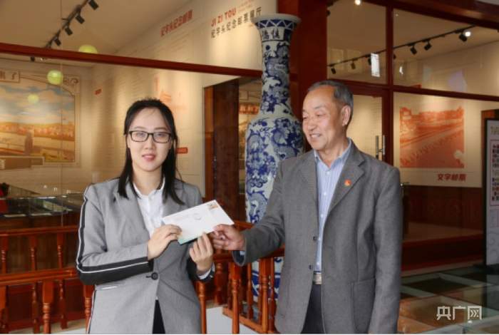 （游客在购买鸡鸣驿特色纪念封及明信片，打卡留念）