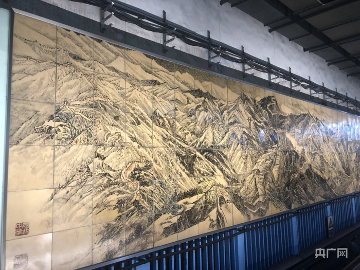 壁画上的长城元素（央广网记者 王晶 摄） 