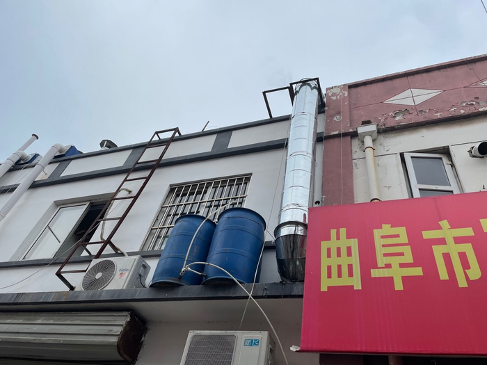 7月20日，曲阜某烤肉店外墙摆放的醇基液体燃料。新京报记者 苑苏文 摄