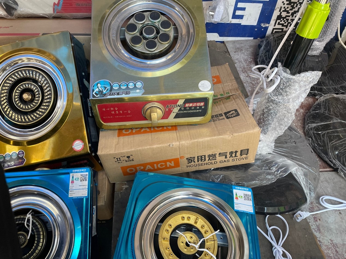 7月13日，柳州街头小摊贩卖的不带熄火保护装置的燃气灶。新京报记者 苑苏文 摄