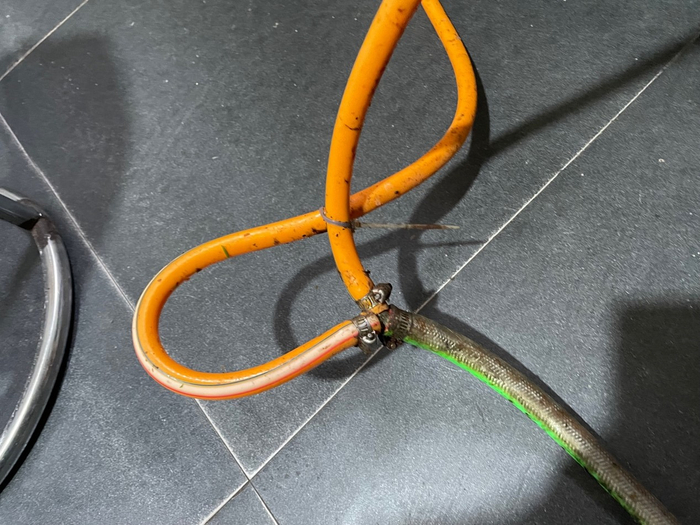 7月20日，曲阜某饭店拖在地上的“三通”软管。新京报记者 苑苏文 摄