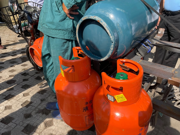 7月13日，柳州澳华加气站私人电动车运输的煤气罐。新京报记者 苑苏文 摄