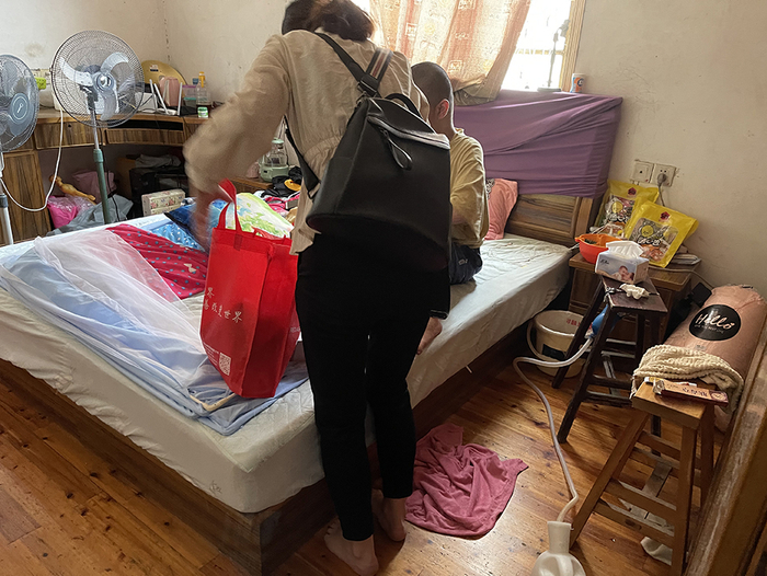 社工前往刘立家中看望他和奶奶。 除特别署名外，本文图片均由澎湃新闻记者 陈雷柱 摄