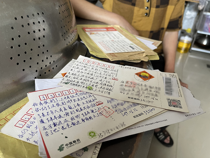 小雨爸爸在狱中寄回家里的信。