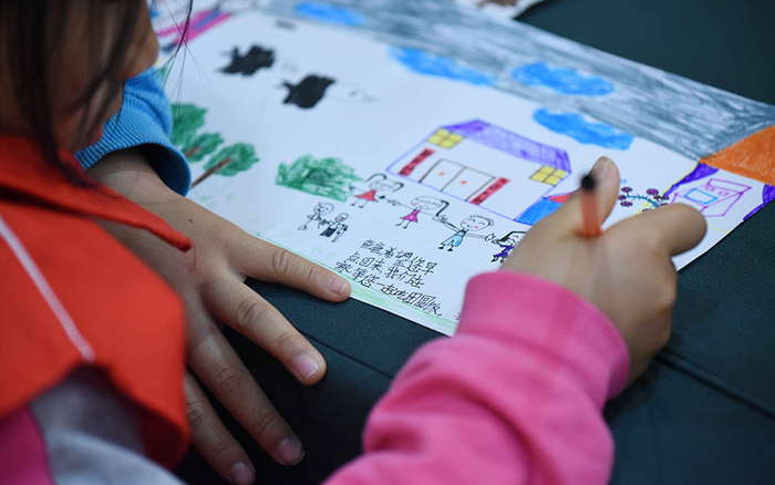 一名服刑人员未成年子女在一次活动中写给爸爸的话。 受访者 供图