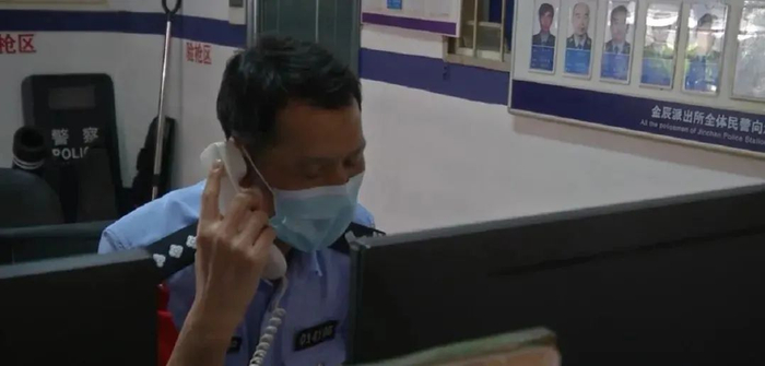 接到民警的电话,前房主张女士才发现自己名下的银行卡8年来一直“默默”地在帮靳先生支付水费