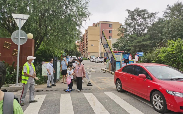 ▲8月12日，龙跃苑四区西南门，居民和车辆有序进出。新京报记者 赵亚楠 摄