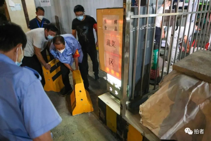 8月11日23时许，昌平区龙泽园街道龙锦苑六区，工作人员拆除小区门口的围挡。