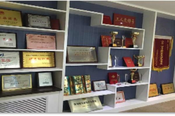 浦发银行长治分行荣誉墙（浦发银行长治分行供图）