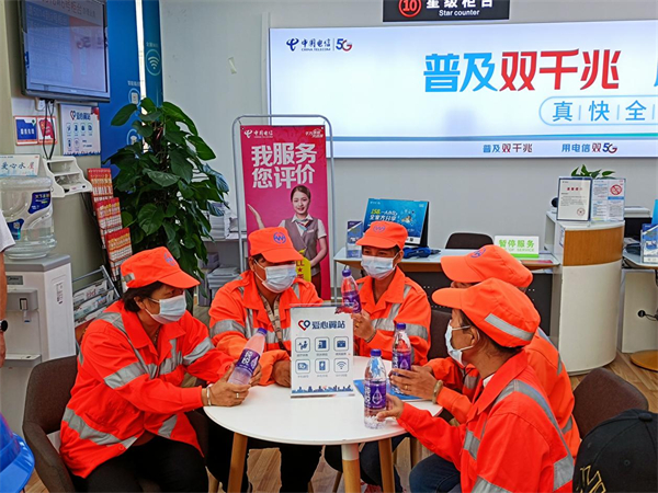 环卫工人领到消暑解渴的矿泉水（央广网发 吴良艺摄）