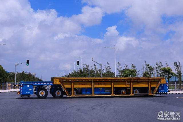 长达12米的无人驾驶重载车（AGV）宝钢供图 