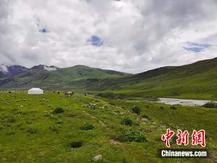 然日卡村前的坝子 张曦 摄