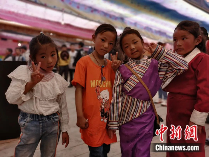 当地藏族小女孩十分活泼可爱 张曦 摄