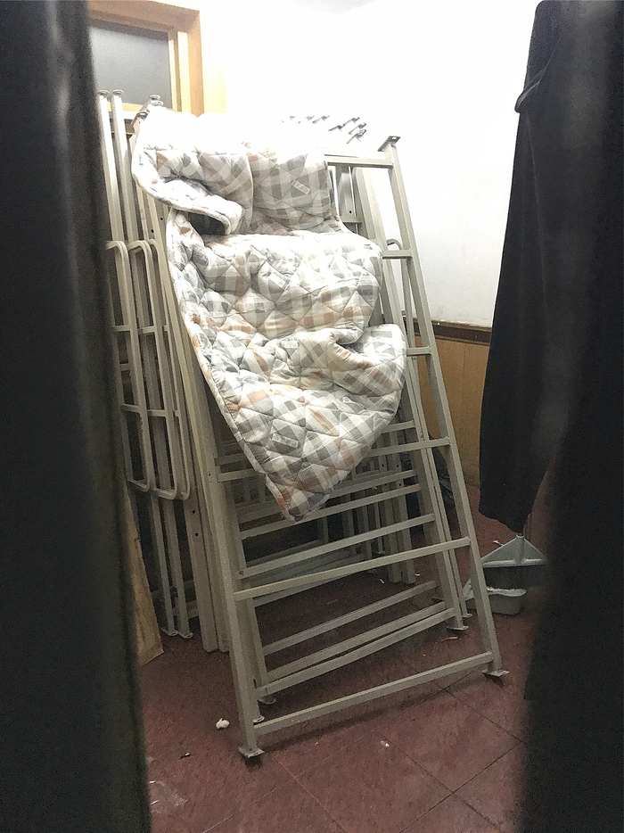 每天晚上员工下班后，这些立在门厅里的上下铺床架就会搭起来。