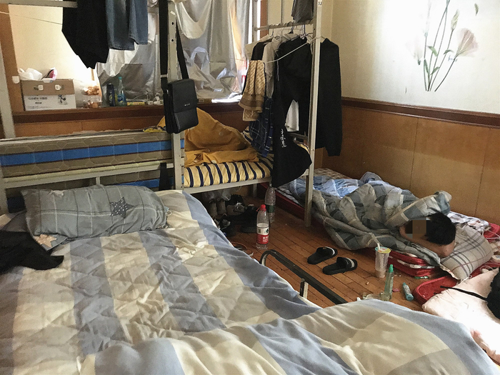 早上八点半，卧室地铺上一名服务员还没起床。