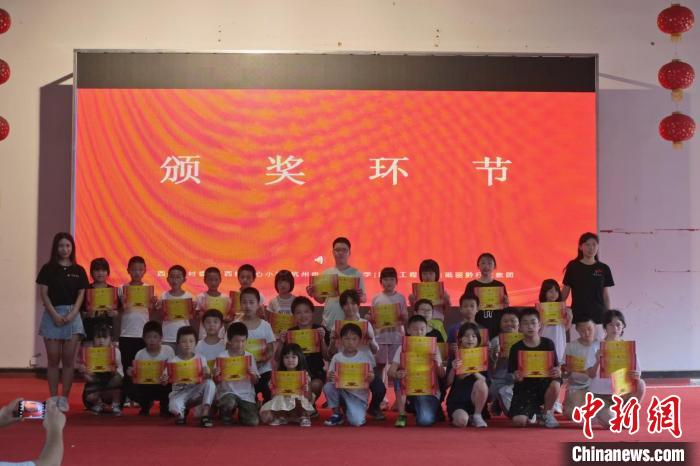 支教团与学生们 曹瀚洋供图