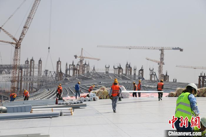 青岛胶东国际机场屋面施工现场。　中建二局供图