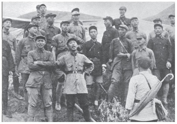 图b，红军士兵合唱