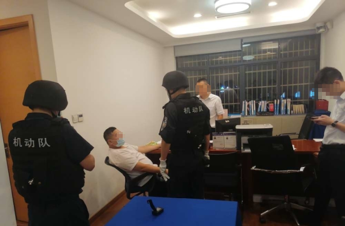 警方到达现场&nbsp; 图源：钱江晚报