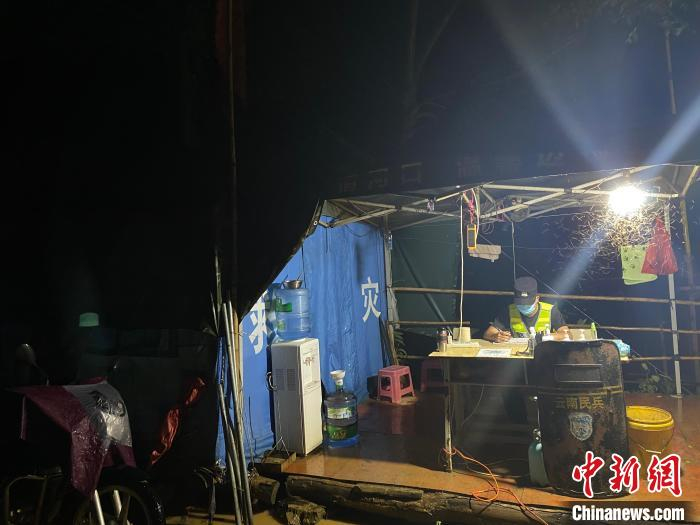 图为执勤中的刘士民。　河口边检站供图