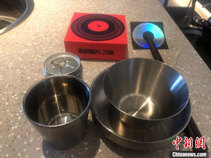 纸巾、餐架都被做成了黑胶唱片样式。　贺劭清 摄