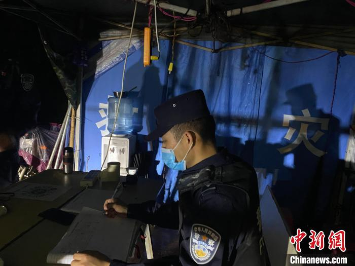 图为执勤中的刘士民。　河口边检站供图