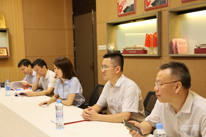 中红培集团课程研发中心主任刘凤珍介绍企业运营情况（央广网发 肖江峰 摄）