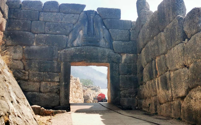 2020年8月，迈锡尼遗址附近发生林火，著名的狮子门被熏成一片焦黑。 资料图