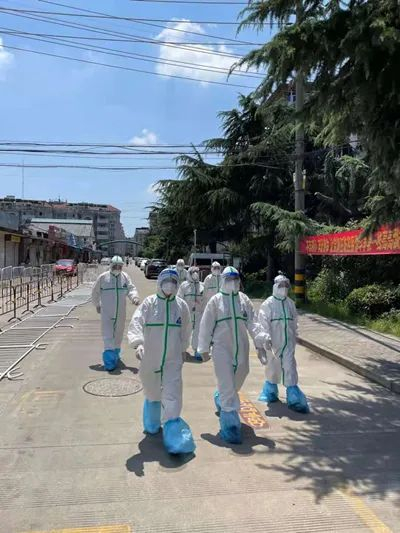 曾伟（左一）参加小区疫情防控志愿工作。受访者供图