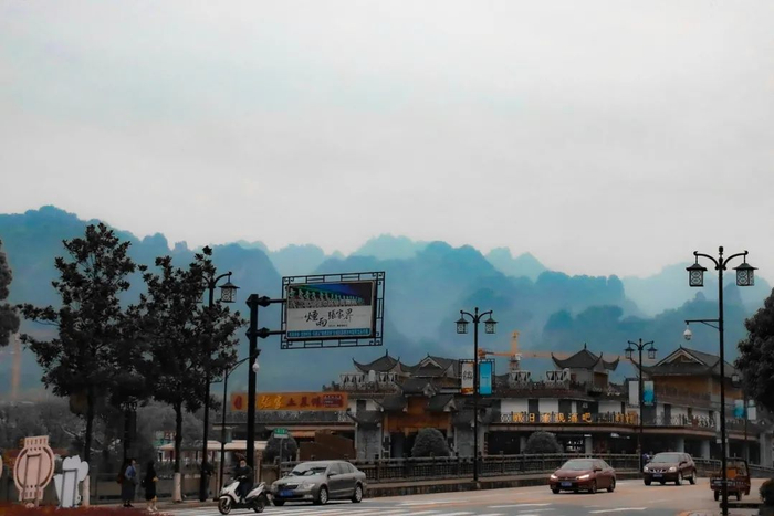 △张家界景区外部就是一个小城市/图虫