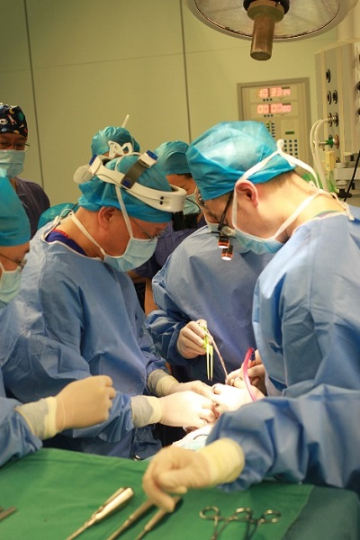 图说：专家团队采用了数字化导航技术