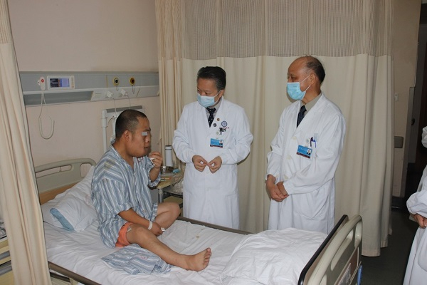 图说：李青峰教授、韦敏主任医师常至床边与方元亲切交流 采访对象供图（下同）