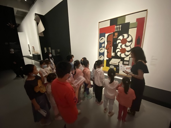 图说：西岸美术馆里老师深入浅出的语言为孩子解读现当代艺术 采访对象供图