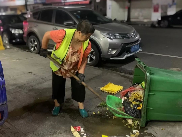 ▲环卫工人孟阿姨正在工作。受访者供图