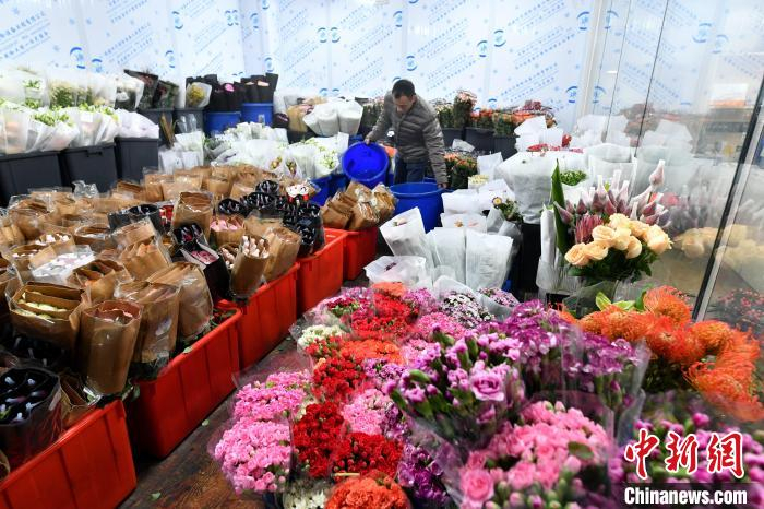 图为：店员正在整理鲜花。　吕明 摄