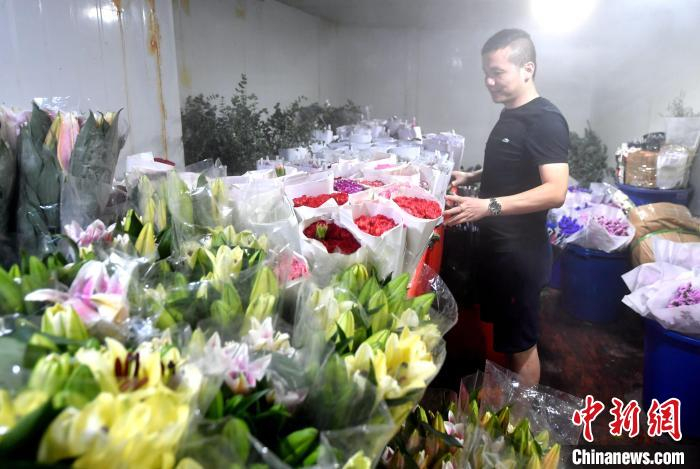 图为：店员正在整理鲜花。　吕明 摄