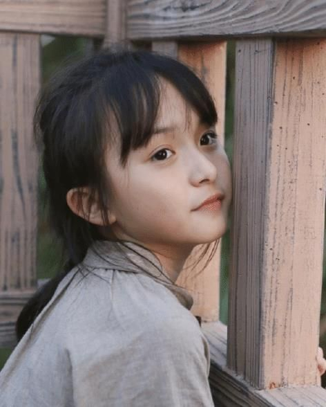 在张嘉译成名作《蜗居》中,储旭饰演他的女儿"宋婷婷",虽然出场不多