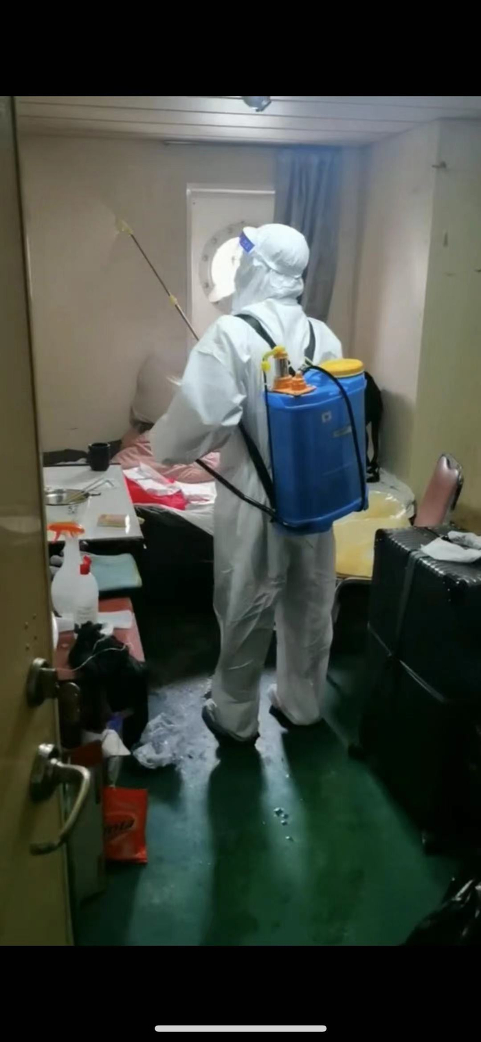 8月11日，弘进轮船员对船只进行消杀。受访者供图