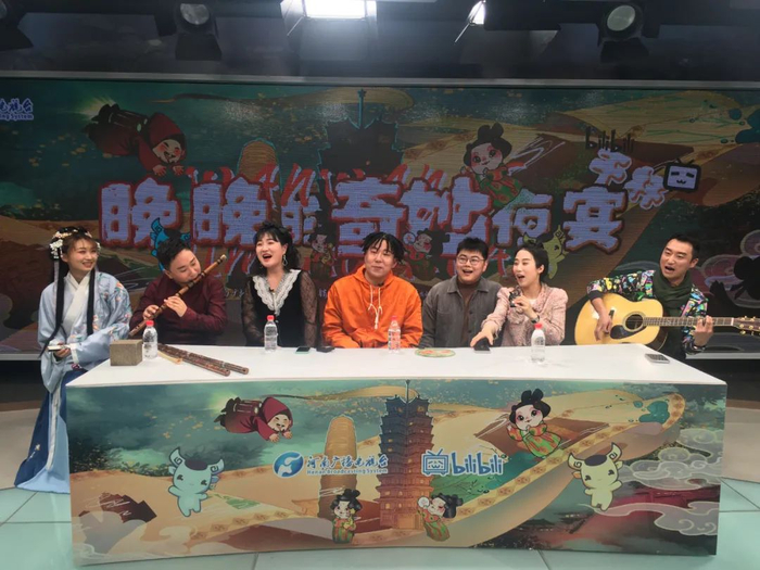 　　3月7日，春晚剧组自发在视频网站上进行了“十万粉丝回馈直播”。杨洋临时找了把吉他，开始即兴演奏。受访者供图