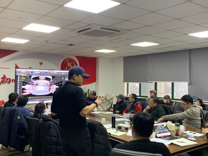 　　1月，河南电视台8号演播厅303会议室人声鼎沸，导演们共同商量晚会节目筹备。在此后的半年里，303会议室成为了中国节日晚会节目组的常用驻地之一，无数人在这里昼夜不分赶过工。受访者供图。