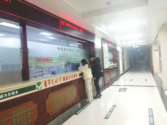 ▲夜间门诊没有排长龙情况，患者看完病后可及时交费拿药（资料图）