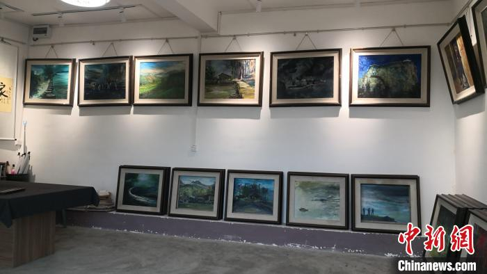 图为王玉记油画工作室里的油画。 罗继秀 摄