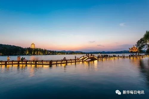 西湖长桥和雷峰塔。新华社记者张铖摄