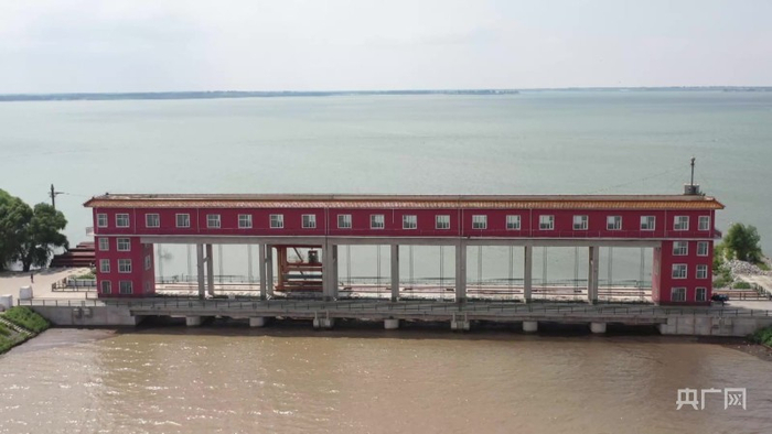 月亮泡水库超汛线运行 （记者张旭成 摄）