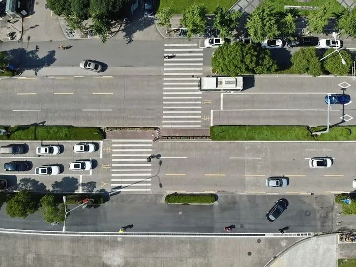 台州市椒江区市府大道Z字形斑马线（冯家晟摄）