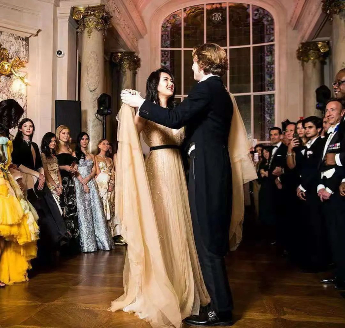 姚安娜在巴黎名媛舞会