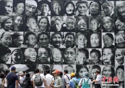 资料图：2018年8月14日，民众走进南京利济巷慰安所旧址陈列馆参观，感受“无声的控诉”。中新社记者 泱波 摄