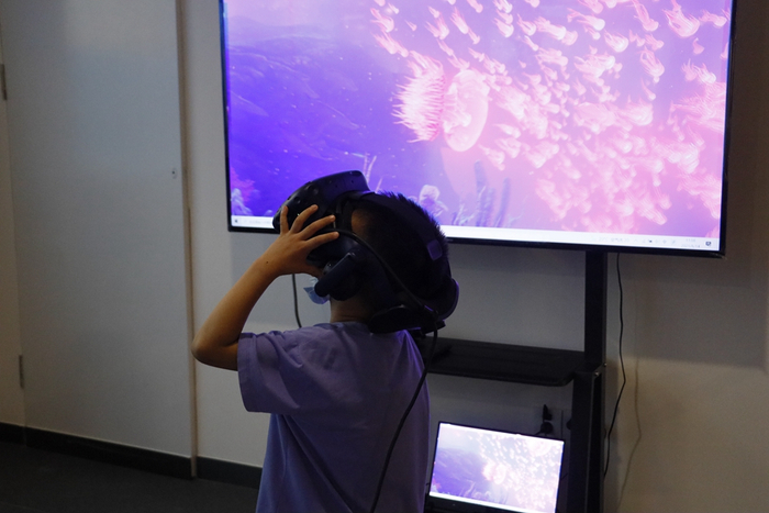 贵州省地质博物馆内，市民通过“VR”体验海底世界。（央广网发 张翼晶 摄） 