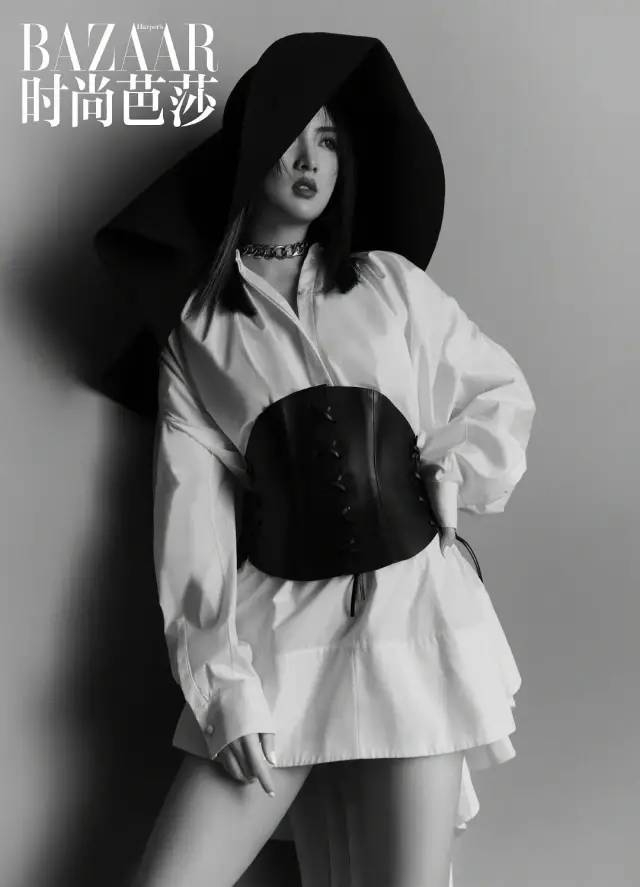 去年12月，还没正式宣布出道的姚安娜登上《时尚芭莎》