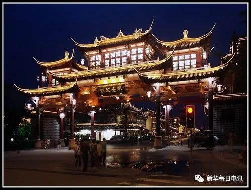 琴台路夜景。新华社资料片（刘昌志摄）